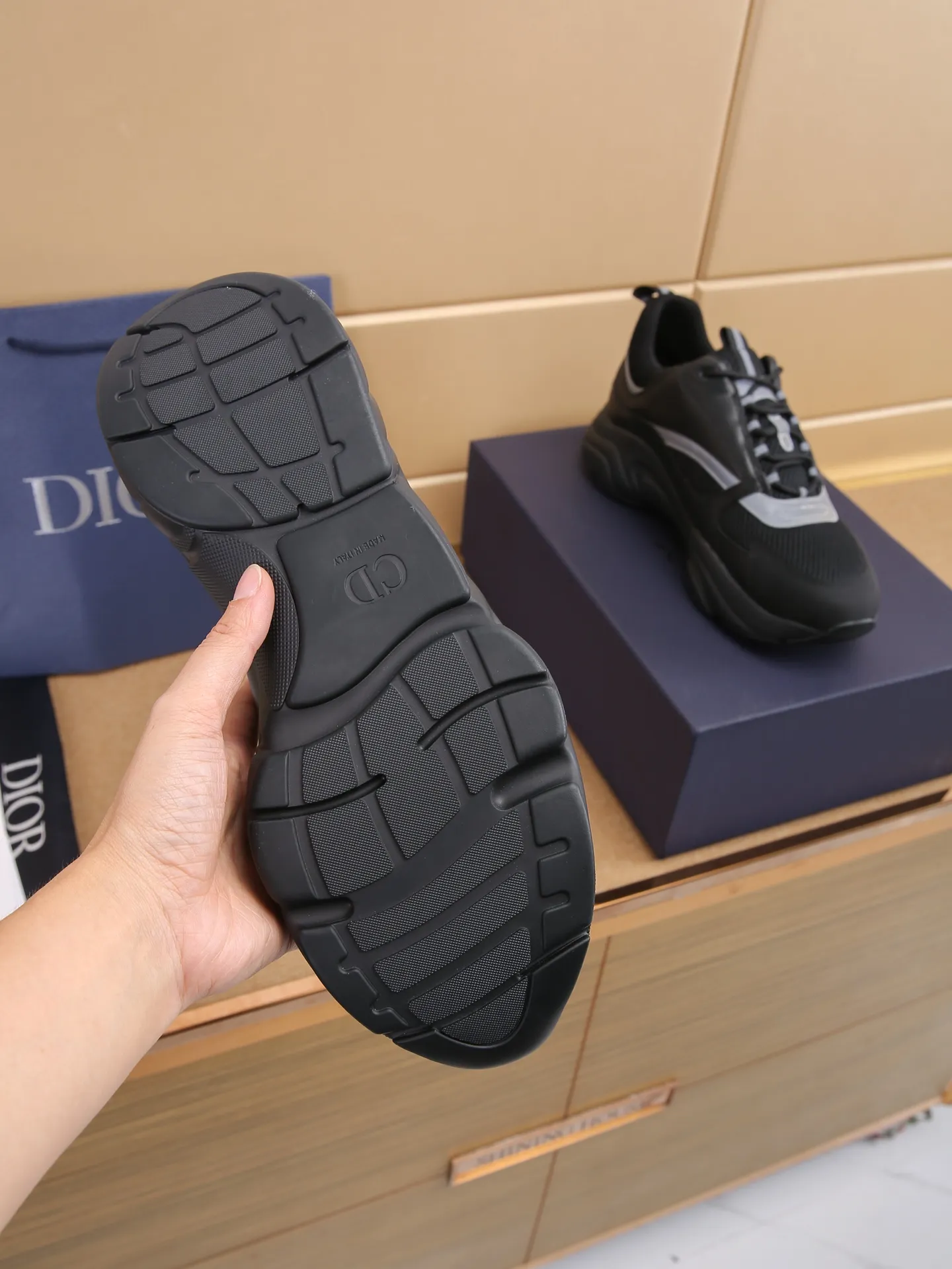 Factory price: 460💰Dior’s top version of D’s b22 men’s sports shoes. Inspired by retro running styles, the chunky low-top silhouette features gray calf leather and blue and white mesh fabric uppers, atop a black, white and blue engraved rubber sole. Nylon ribbon accents the blue mesh tongue and heel counter, and a "dio~" logo appears on the side. Pair it with a suit for a striking contrast and add a sportswear-chic edge to your look. The thick sole can be about 4cm~ Size: 38-45, [46, 47 customized]